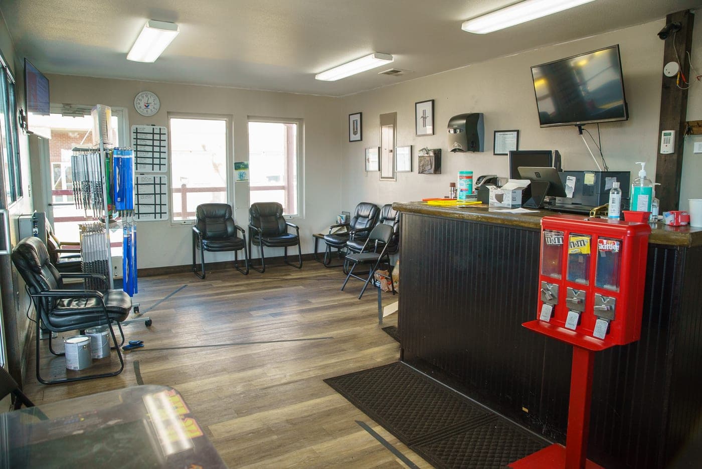 Customer waiting area at Fast Lube & Oil Grays Harbor